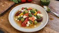 Rajčatový salát s nakládaným angreštem a pestem: svěží letní kombinace