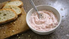 Šunková pěna s koňakem: nadýchaná pomazánka na chlebíčky, co drží tvar
