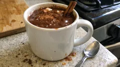 Hustá horká čokoláda se skořicí: jednoduchý trik s vanilkovým pudinkem