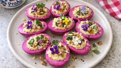 Velikonoční plněná vejce barvená červenou řepou: jednoduchý trik pro krásnou barvu