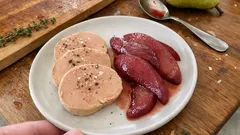 Husací játra torchon s hruškou ve víně: slavnostní předkrm, který doma zvládnete