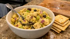 Karí dip s krůtími prsy: rychlá párty pomazánka s rozinkami a celerem