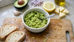 Avokádová pomazánka s taveným sýrem: krémová za 10 minut a nehnědne díky citronu