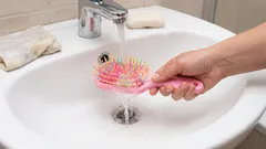 Jak často si mám mýt hřeben? Nedovolte, aby se stal živnou půdou pro bakterie a plísně.