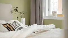 Proč by postel neměla být umístěna čelem k oknu: nejen průvan, ale i narušení pocitu bezpečí.