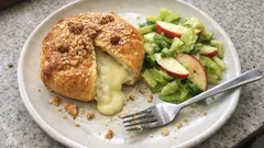 Pečený camembert v kynutém těstě: křupavý obal, krémový střed