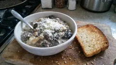 Dušené portobello a shimeji s nivou: krémová houbová směs, která chutná i na topince