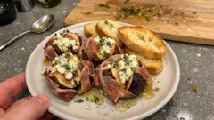 Plněné fíky se dvěma sýry, prosciuttem a medem – rychlé letní tapas bez vaření