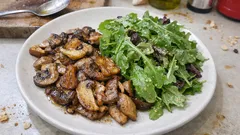 Opečené houby s rukolou a dijonským dresinkem: rychlá večeře z pár surovin