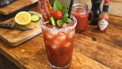 Bloody Mary se slaninou: ikonický brunch drink s křupavou ozdobou