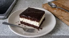 Míša řezy jako z cukrárny: nadýchaný kakaový piškot, tvarohový krém a poleva