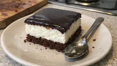 Míša řezy na plech: kakaový piškot, tvarohový krém a křupavá čokoládová poleva