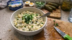 Krémový hermelínový salát s vejcem: pomazánka, která chutná nejlépe odleželá