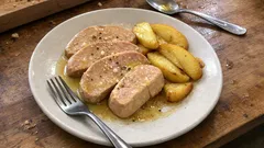 Husí játra pomalu dušená v sádle s jablky – slavnostní chuť, která zůstane jemná