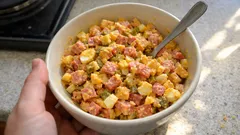 Sloní žrádlo: rychlý studený salát ze salámu, vajec a okurek, který se vždy sní